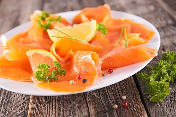 Smoked salmon fillet with lemon — Stock Photo, Image