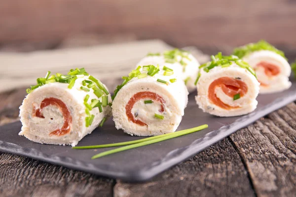 Comida buffet, rolos com salmão — Fotografia de Stock