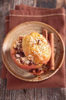 pişmiş elma ve baharatlar