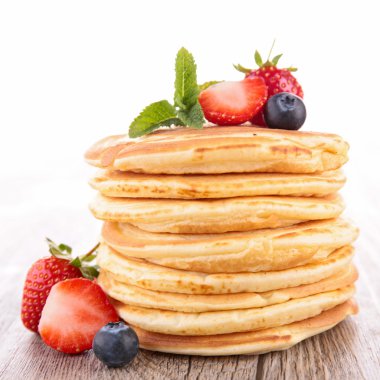 çilek ile pişmiş krep