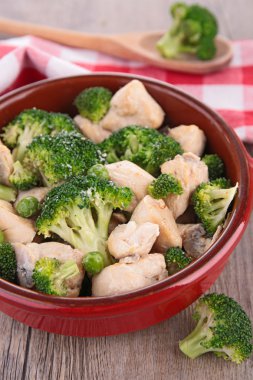 krema ve brokoli ile pişmiş tavuk