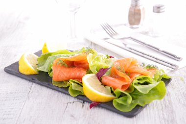Sebzeli somon salatası.
