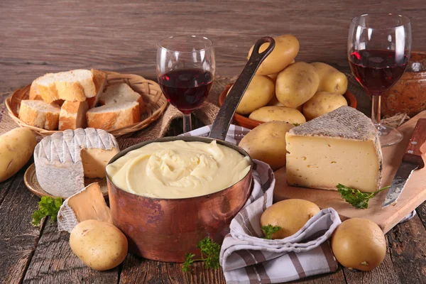 Алигот, сыр, хлеб и вино — стоковое фото