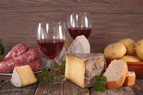 Wino, ser, chleb, kiełbaski — Zdjęcie stockowe