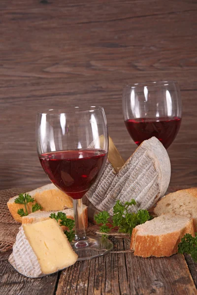 Copos de vinho e queijo — Fotografia de Stock