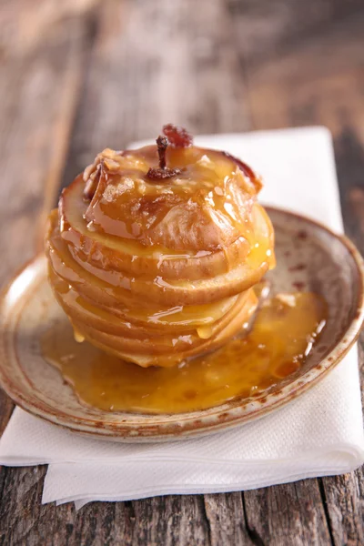 Baked apple with honey — Stock Photo, Image