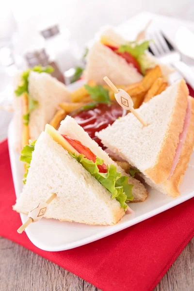 Club sandwich et frites — Photo