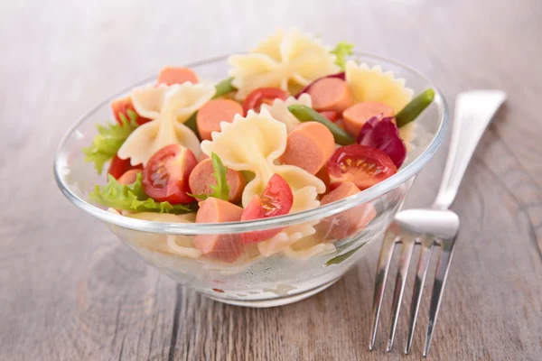 Ensalada de pasta con salchichas — Foto de Stock