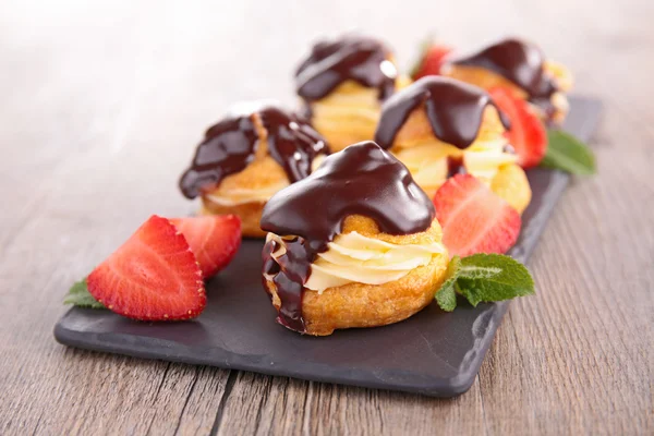 Choux-Teig mit Sahne und Schokolade — Stockfoto