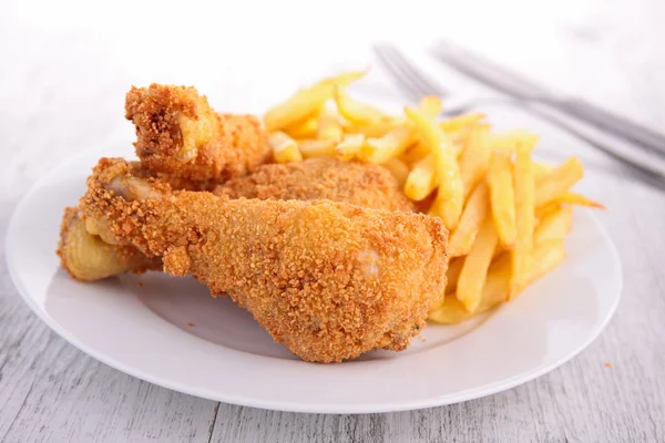 Stekt kyckling ben och pommes frites — Stockfoto