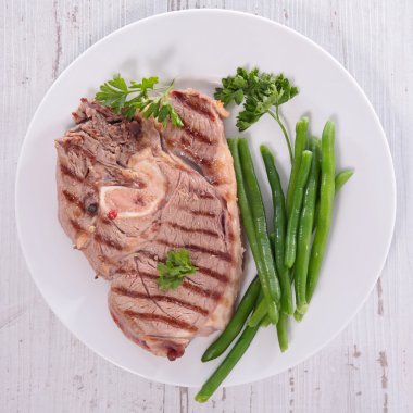 ızgara kuzu ve yeşil fasulye