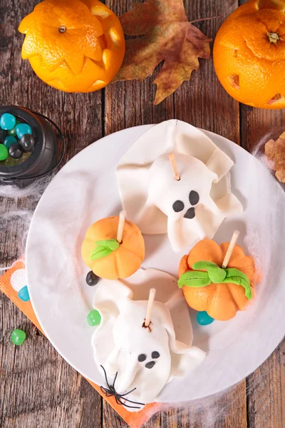 Calabazas de Halloween y pastelitos fantasma — Foto de Stock