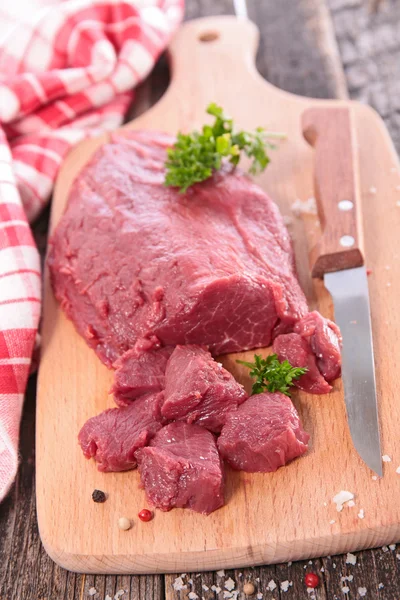 Carne de bovino crua a bordo — Fotografia de Stock