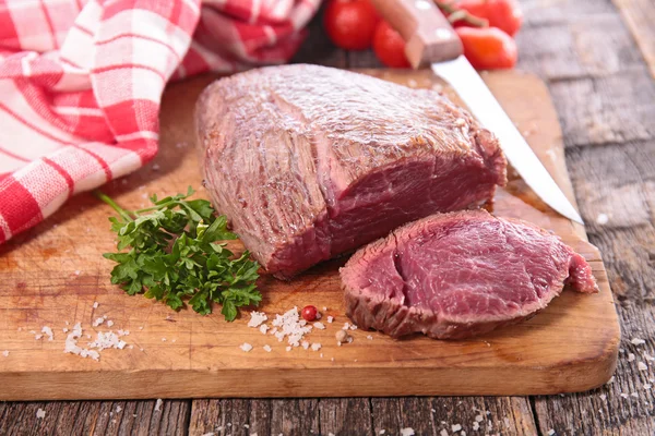 Rindfleisch vom Grill an Bord — Stockfoto