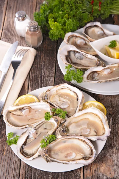 Ostras con limón, mariscos —  Fotos de Stock