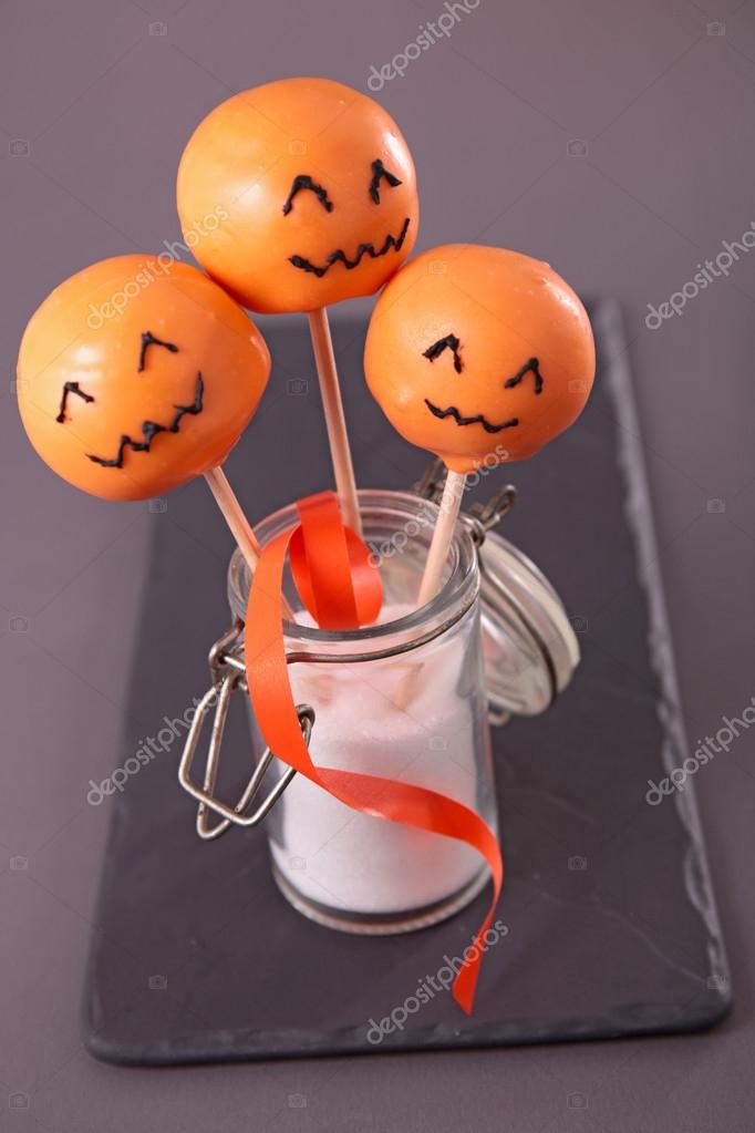 Popcakes, lollipops with Halloween decorations — Stock Photo © studioM