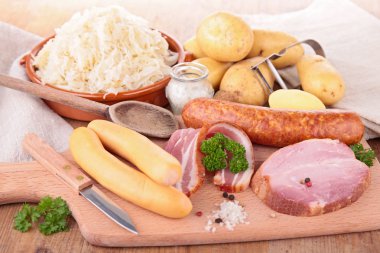 sosis ve patates ile lahana turşusu