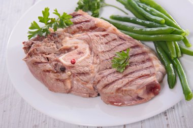 ızgara Kuzu pirzola ve yeşil fasulye