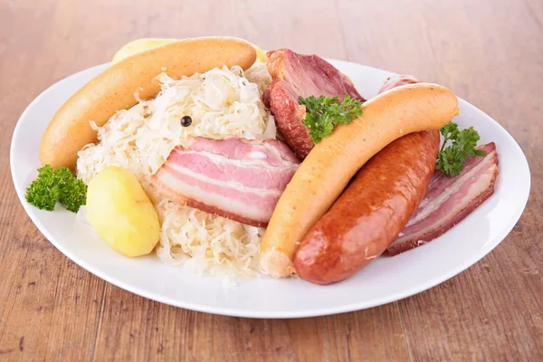 Choucroute aux saucisses grillées — Photo