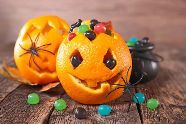 Halloween dekorationer, apelsiner med godis — Stockfoto