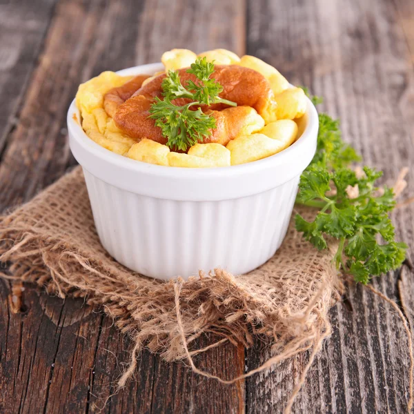 Kaas souffle in kom — Stockfoto