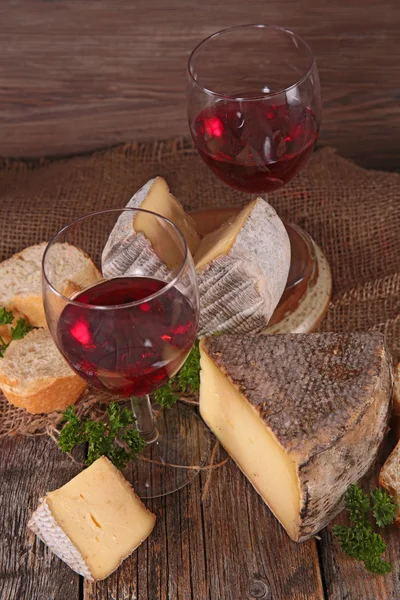 Szklanki wina i serów — Zdjęcie stockowe