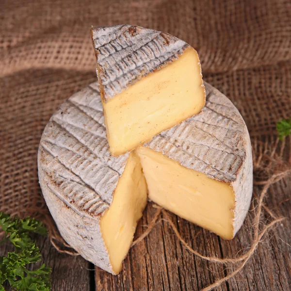 Bola de queijo na mesa — Fotografia de Stock