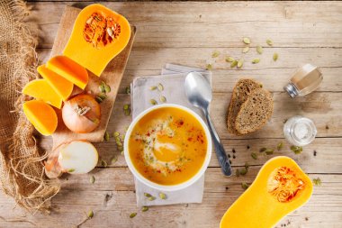 Kremalı tereyağlı çorba. Sıcak vejetaryen yemeği.