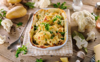 Vejetaryen yemeği, kremalı ve peynirli karnabahar graten.