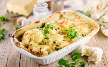 Vejetaryen yemeği, karnabahar ve krem peynirli patates graten.