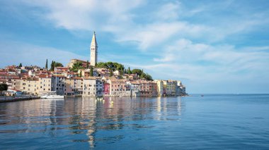 Hırvatistan, Rovinj kentinin güzel kıyı şeridi ve denizi