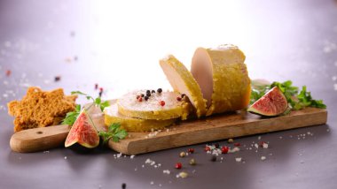 Fransız gastronomik marşı, kaz ciğeri (kaz ciğeri) ve taze incirli zencefilli ekmek.