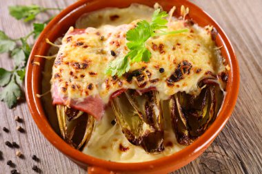 Jambon ve peynirli fırında hindiba.