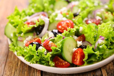 Taze sebze salatasını yakın.