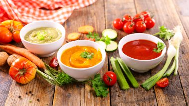 Taze malzemeli çeşitli sebze çorbası.