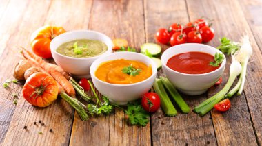 Taze malzemeli çeşitli sebze çorbaları.