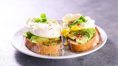 Avokado ve yumurtalı kızarmış ekmek.