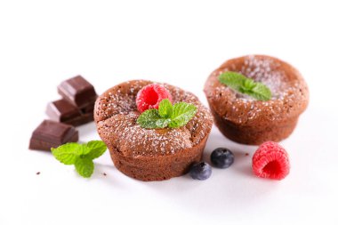 Beyaz arka planda taze böğürtlenli lezzetli çikolatalı pasta.