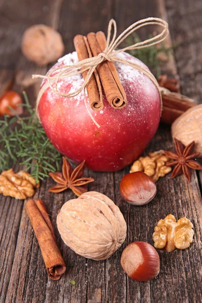 Christmas apple and spices — ストック写真