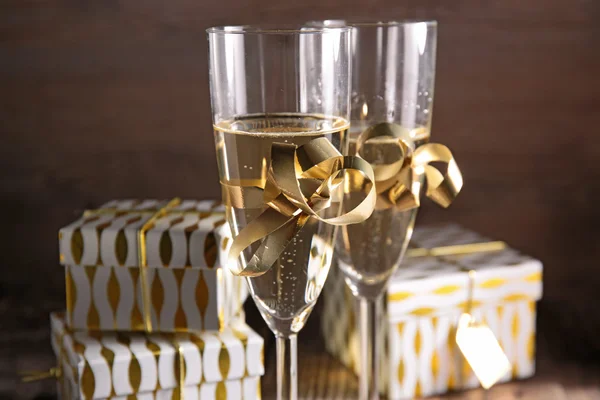 Champagner und Geschenkboxen — Stockfoto