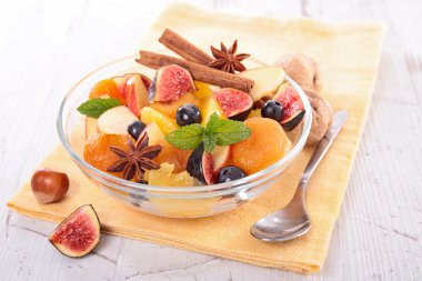 sağlıklı meyve salatası