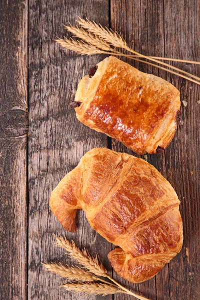 Bakad croissant och bulle — Stockfoto