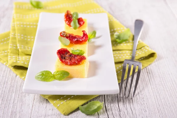 Aperitivo, polenta con tomate — Foto de Stock