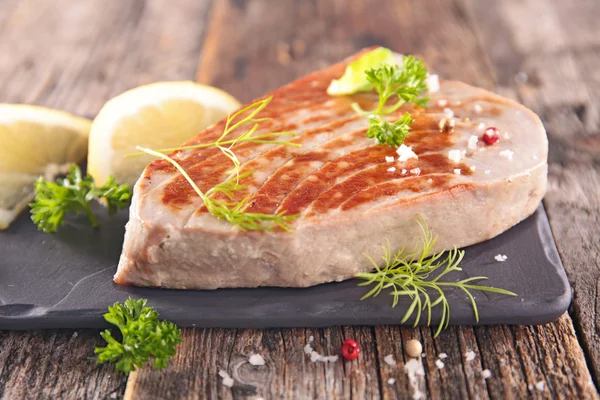 Bife de atum grelhado — Fotografia de Stock