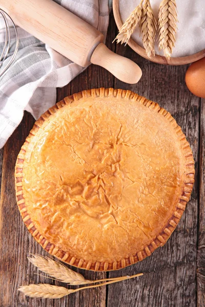 Fleischkuchen mit Zutaten — Stockfoto