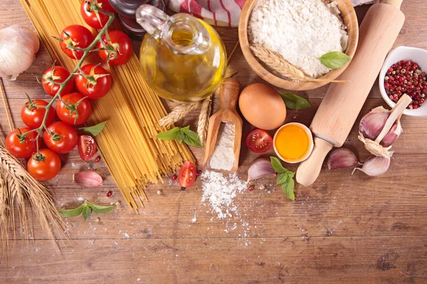 Rohe Spaghetti und Zutaten — Stockfoto