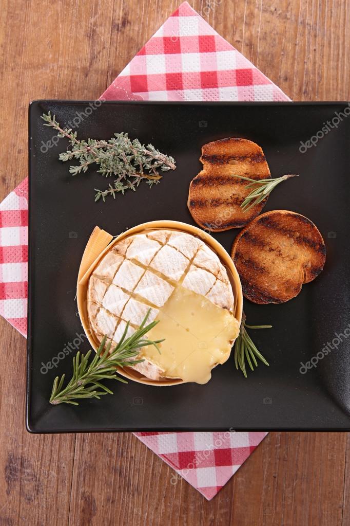 Gebratener Camembert-Käse — Stockfoto © studioM #85895618