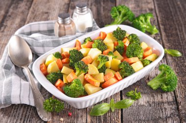 pişmiş sebze patates ile