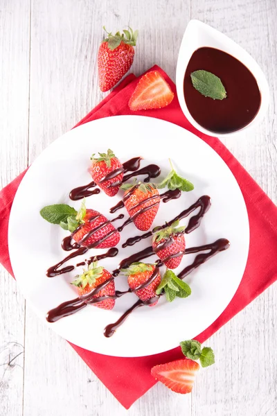 Aardbeien en chocolade dip — Stockfoto