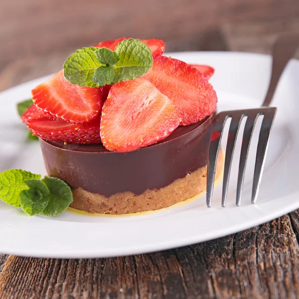 Chocolate pie and strawberries — Stock Photo, Image